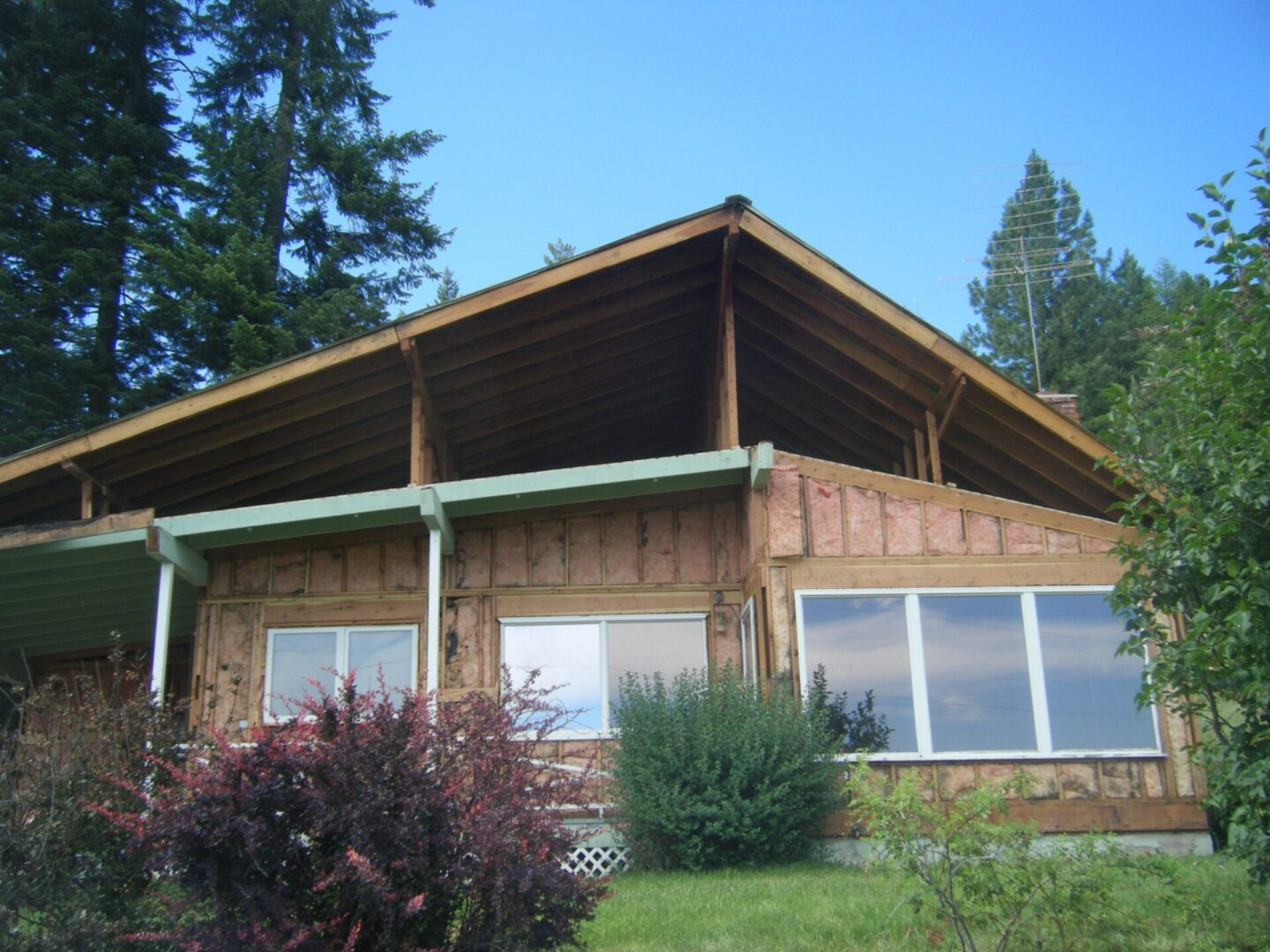 Front view of a bungalow home with its roof being constructed